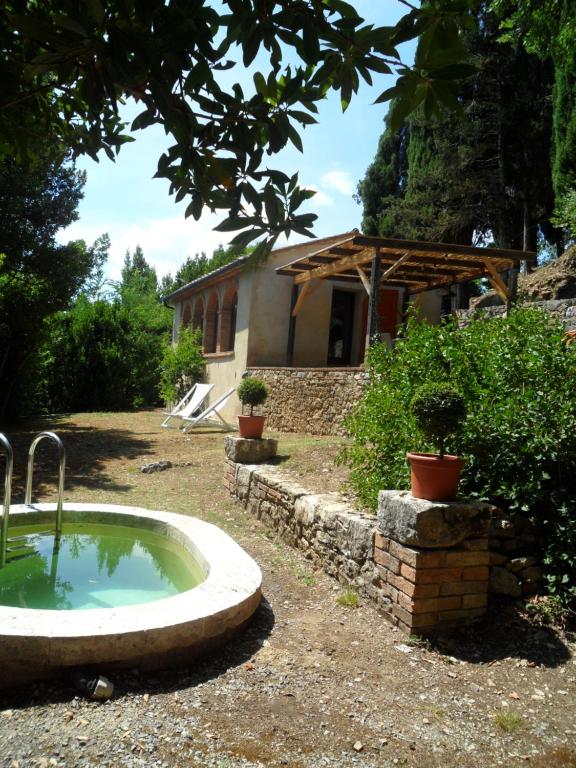 a garden with a bath tub in front of a house at Residenza termale Monte Santo in San Casciano dei Bagni