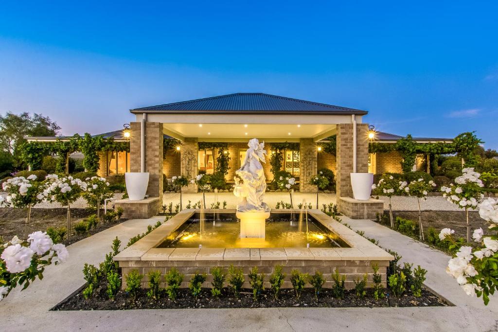 a fountain in front of a house at La Bella Vita in Batesford