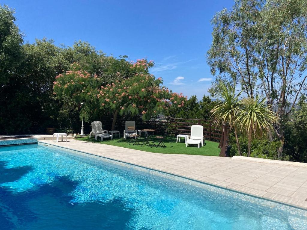 Le Soleil d'Or piscine parking terrasse