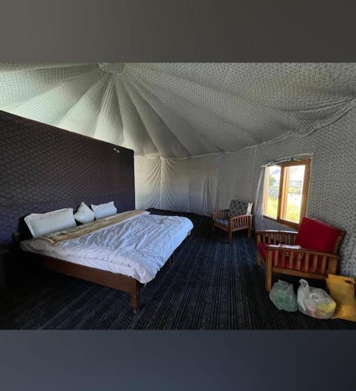 ein Schlafzimmer mit einem großen Bett in einem Zelt in der Unterkunft D cottage in Man