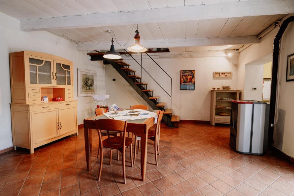 a kitchen and dining room with a table and a staircase at Casa Camino in Rubiana