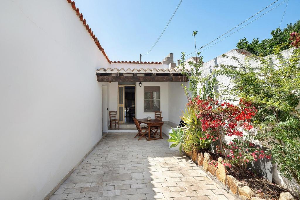 a patio of a house with a table and flowers at Casa Beccari in Cala Liberotto