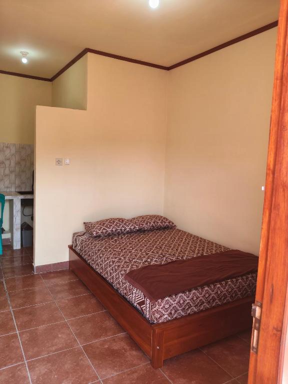 a bedroom with a bed in a room at Penginapan Griya Safira in Taliwang