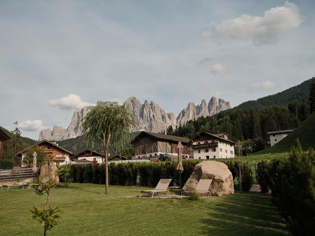 a view of a village with mountains in the background at Guesthouse Odle in Funes