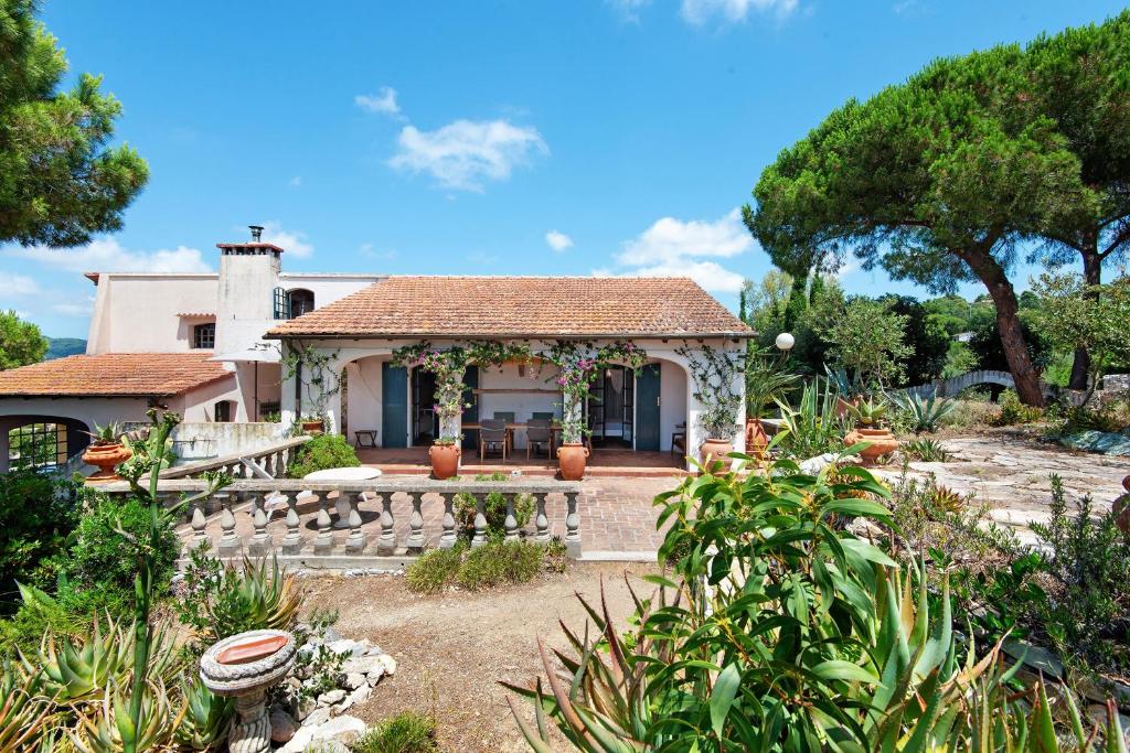 a house with a fence and a garden at Villa Le Ginestre di mare in Capoliveri