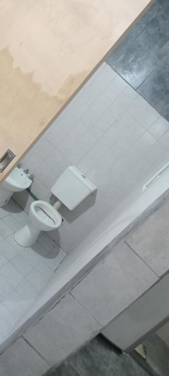 an overhead view of a bathroom with a toilet at Yuntasuma II in San Fernando del Valle de Catamarca