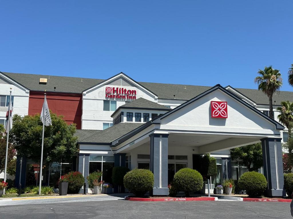 a front view of a holiday inn resort at Hilton Garden Inn Gilroy in Gilroy