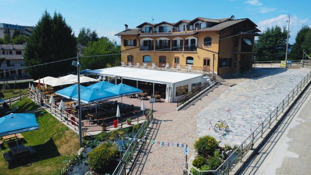 an aerial view of a building with umbrellas at Hotel Monte Baldo in Brenzone sul Garda