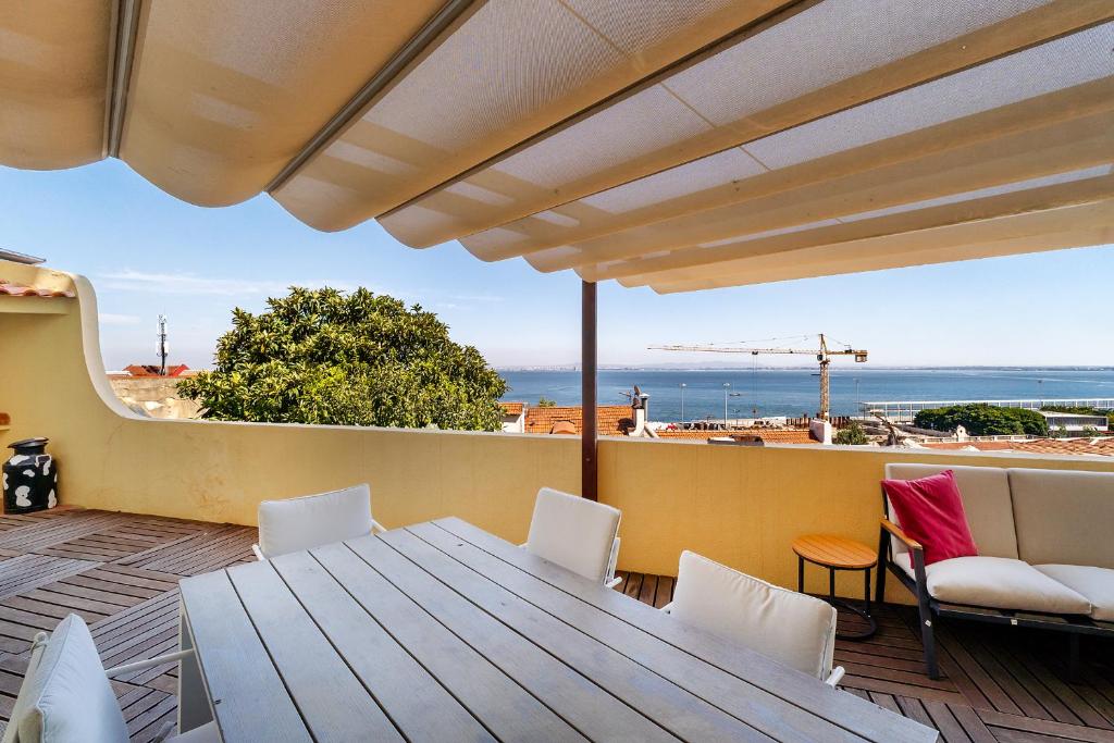 Whome Sunny Terrace Apartment with River Views