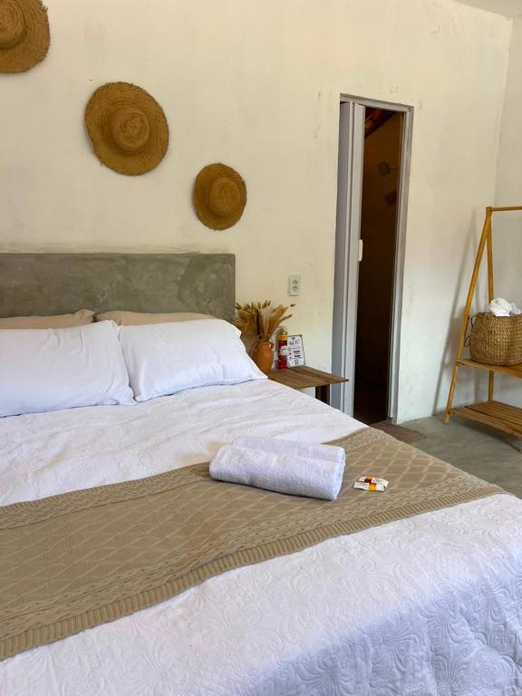 a white bed with a towel on top of it at Yahweh Guriú Kite in Guriú