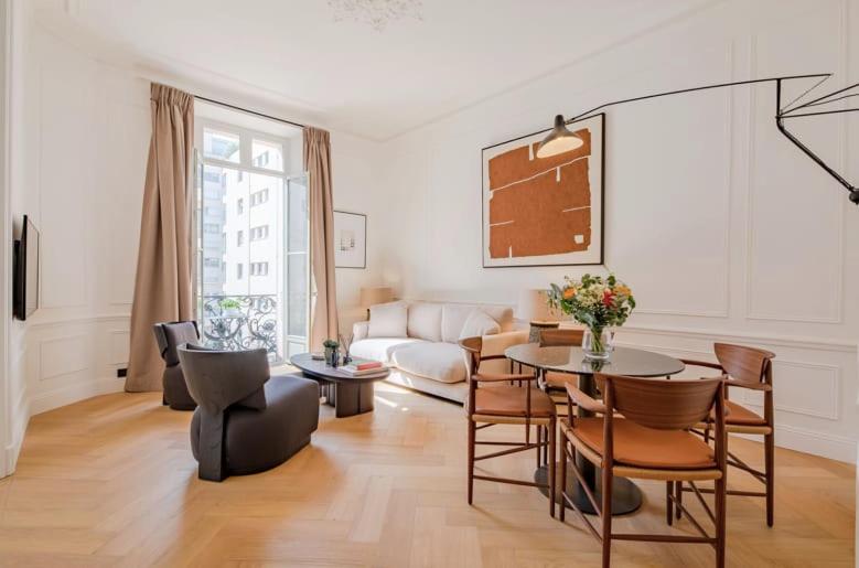 La Guitare 22 - Spacious 1 BR apartment in the center of Cannes, right behind Grand Hotel