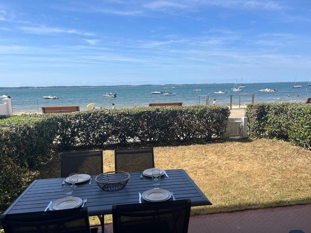 Appartement T2 RDC avec Jardinet et Accès Direct Plage, Parking Sécurisé, Proche Commerces