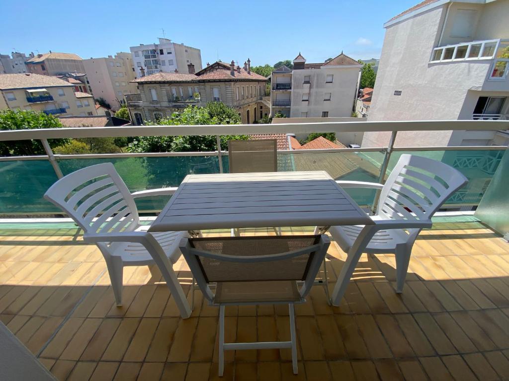 Studio en Centre-Ville d'Arcachon avec Balcon, Parking Privé et Wi-Fi, à 300m de la Plage