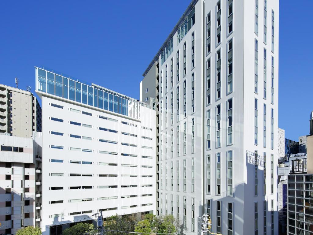 فندق شينجوكو غرانبيل في طوكيو: مبنى مكتب أبيض طويل في مدينة