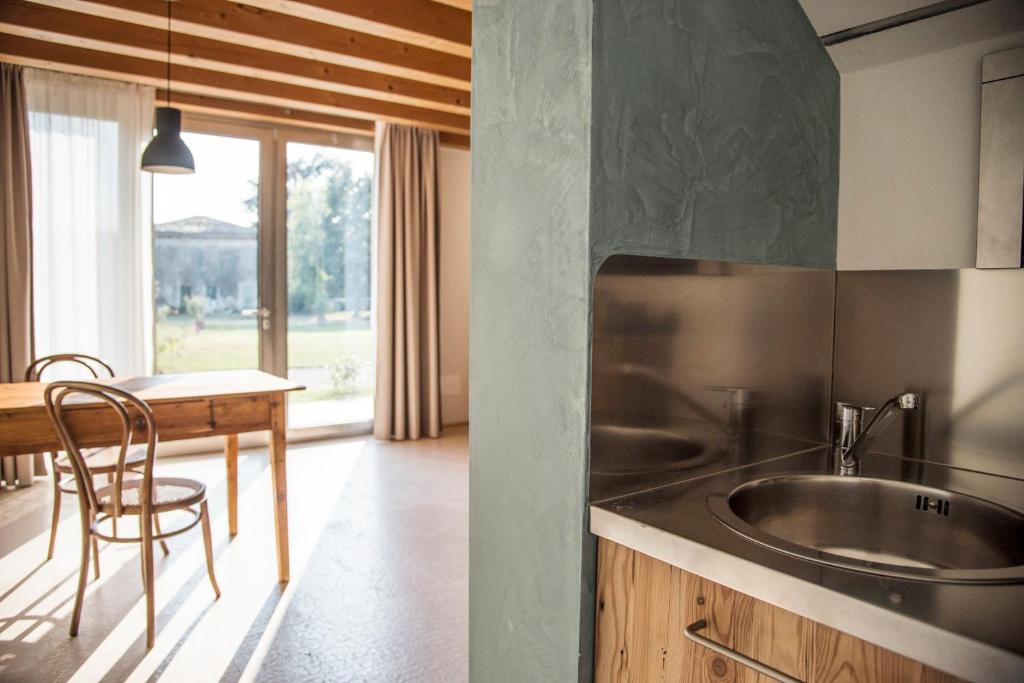 Kuchyň nebo kuchyňský kout v ubytování Agriturismo Corte Ruffoni