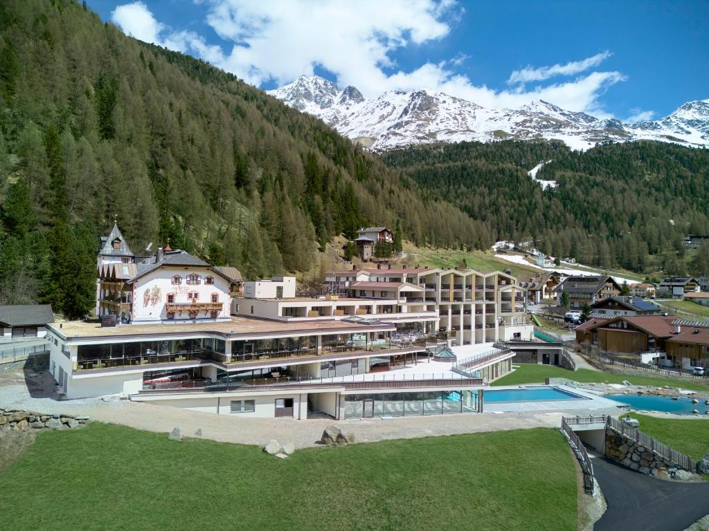 ein Hotel in den Bergen mit einem Berg in der Unterkunft Die Post am Ortler in Sulden