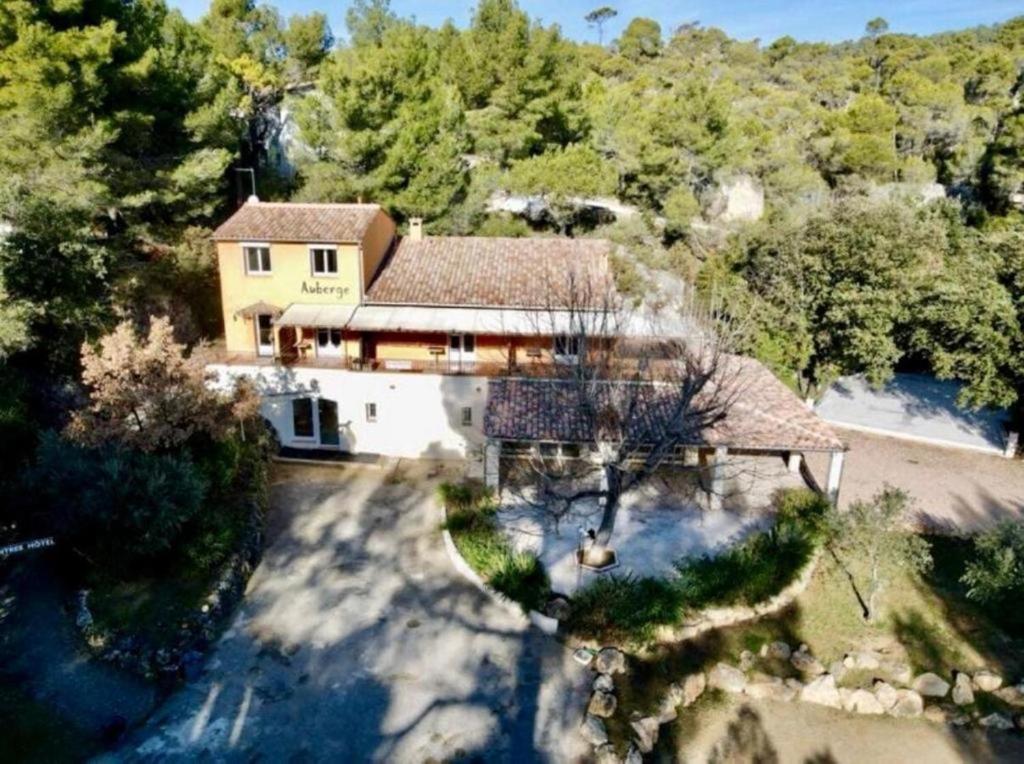 an aerial view of a house with a yard at Le Relais des Templiers in Villecroze
