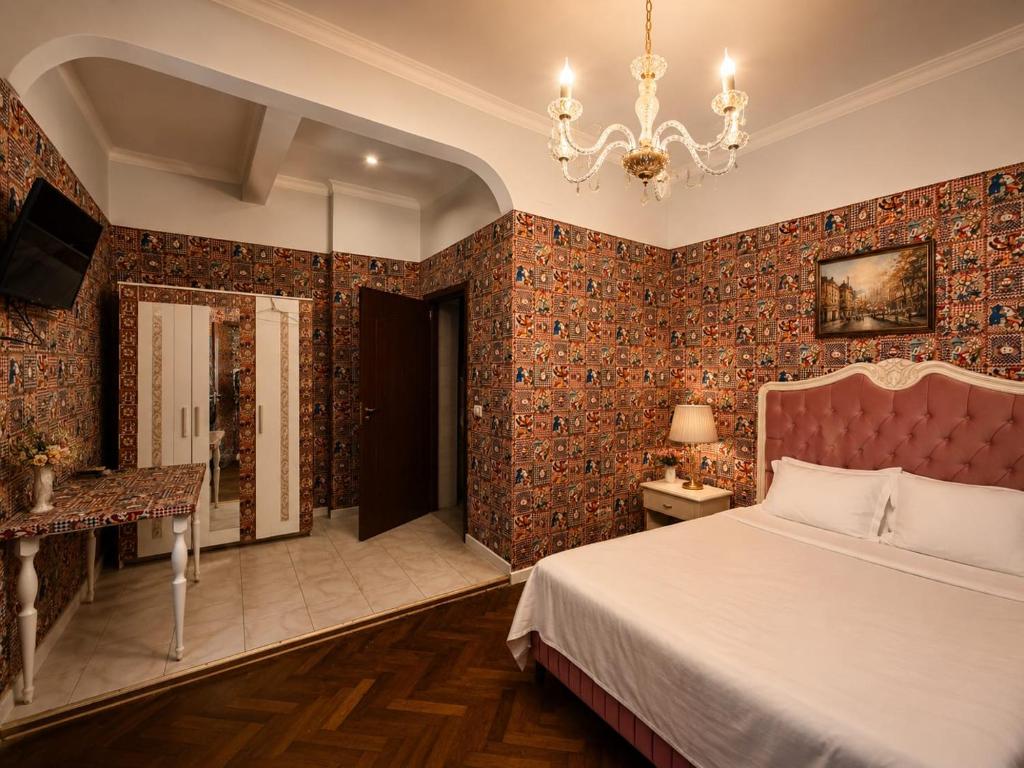 a bedroom with a bed and a chandelier at Belli Siciliani Bed&Breakfast in Bucharest