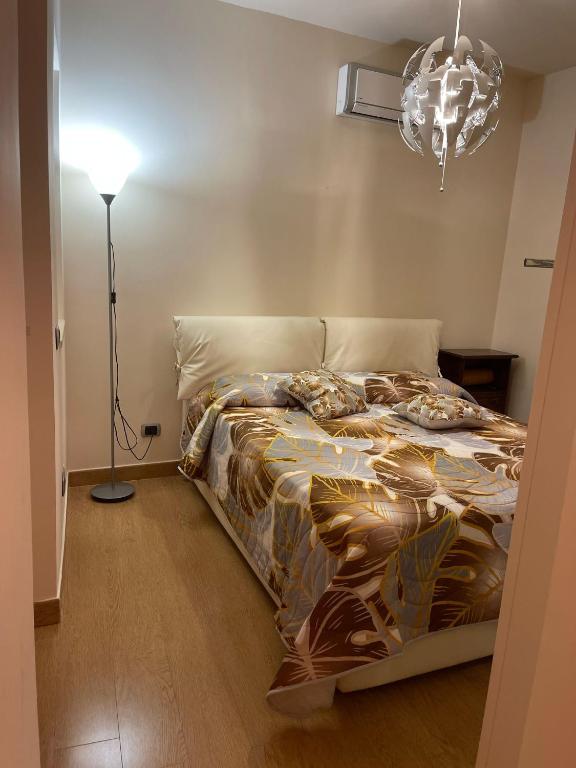 a bed in a room with a lamp and a bed sidx sidx sidx at B&b DA FELICE MONOLOCALE in Serino