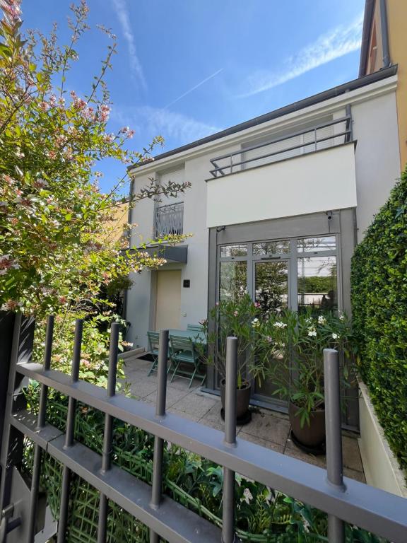 a house with a fence in front of it at La Maison Cocoon in Étampes