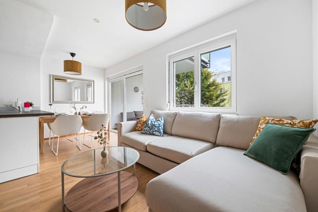 Modern Apartment with Balcony, FREE Parking - U1 Metro