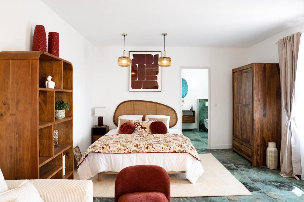 a bedroom with a bed and two chairs at Horizon Carcassonne in Carcassonne