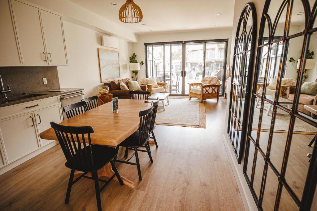 a kitchen and living room with a table and chairs at Saratoga Beach Villa 6 in Oyster Bay