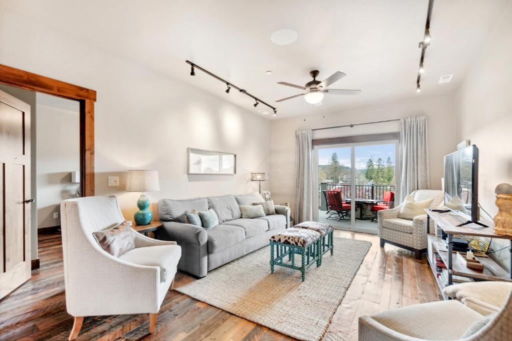 ein Wohnzimmer mit Sofa und Fernseher in der Unterkunft Baker Loft 303 in Whitefish