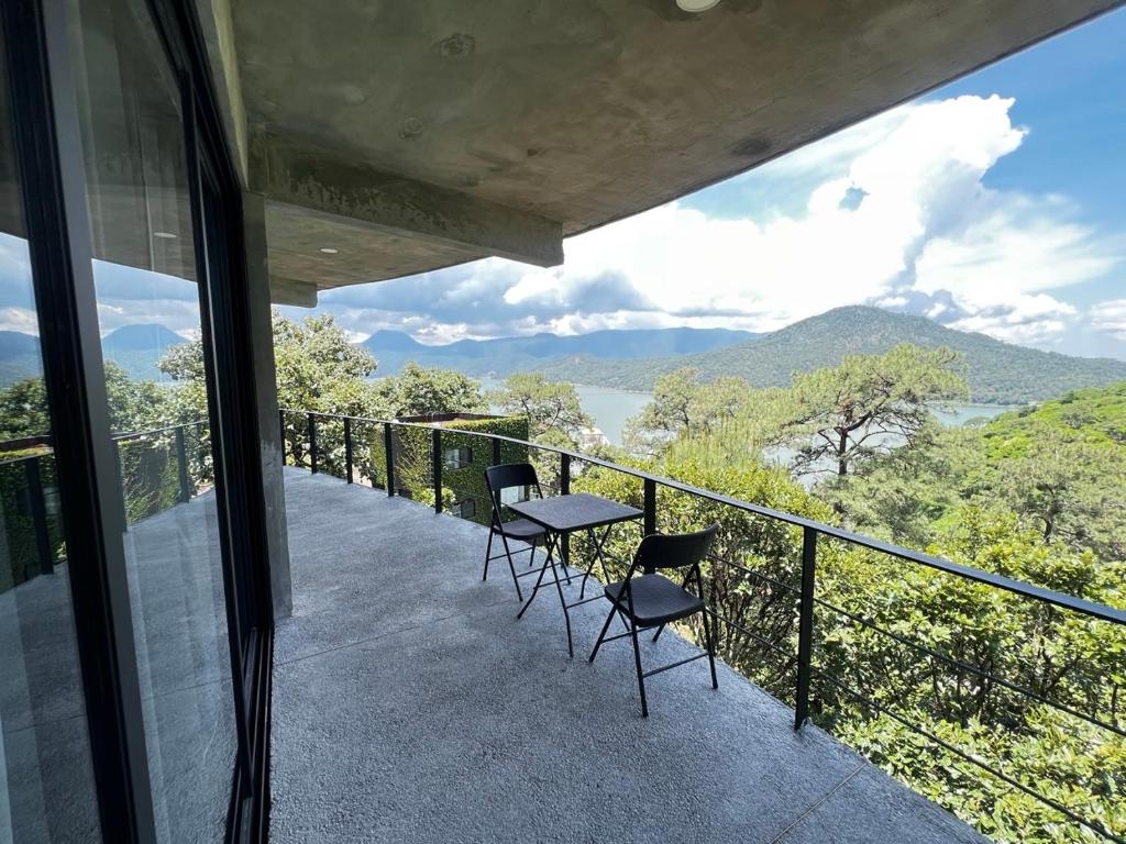 a balcony with chairs and a view of the mountains at Boutique Loft – Spectacular View – Lake – Mountain in Valle de Bravo
