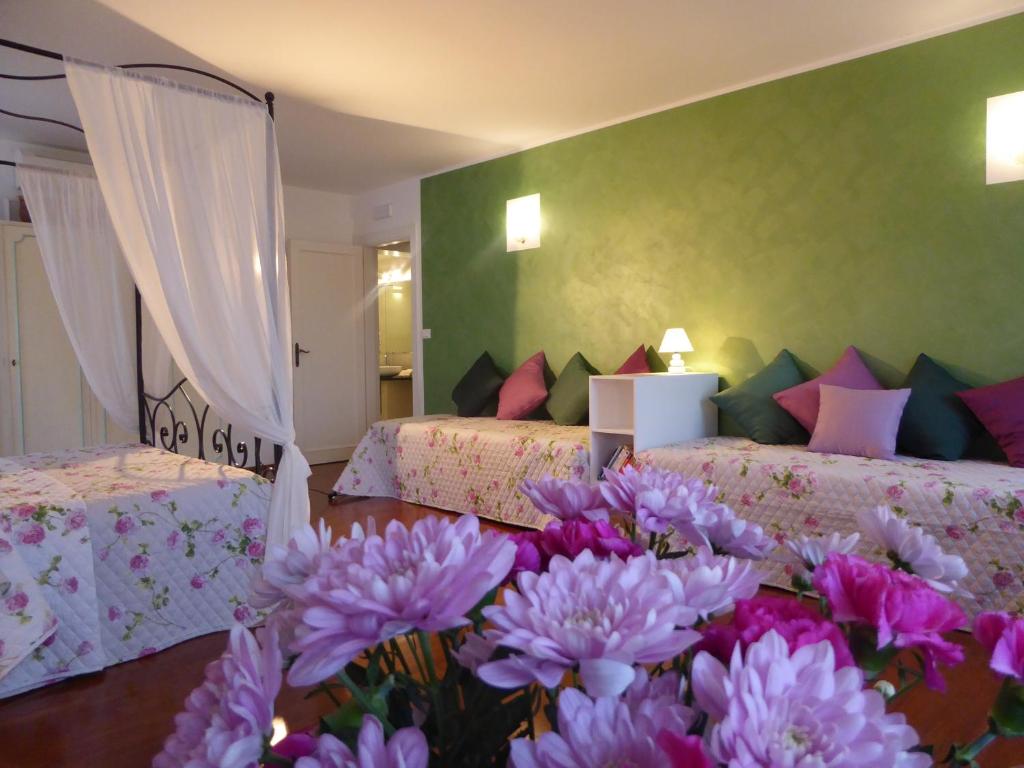 a bedroom with two beds and purple flowers at B&b Vista sul Canal Grande in Venice