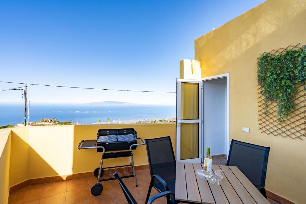 a patio with a table and chairs on a balcony at Casa Susa in Adeje