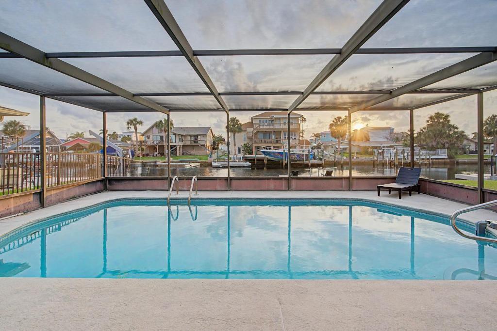 a swimming pool at a resort at Moonlight Bay in Port Richey