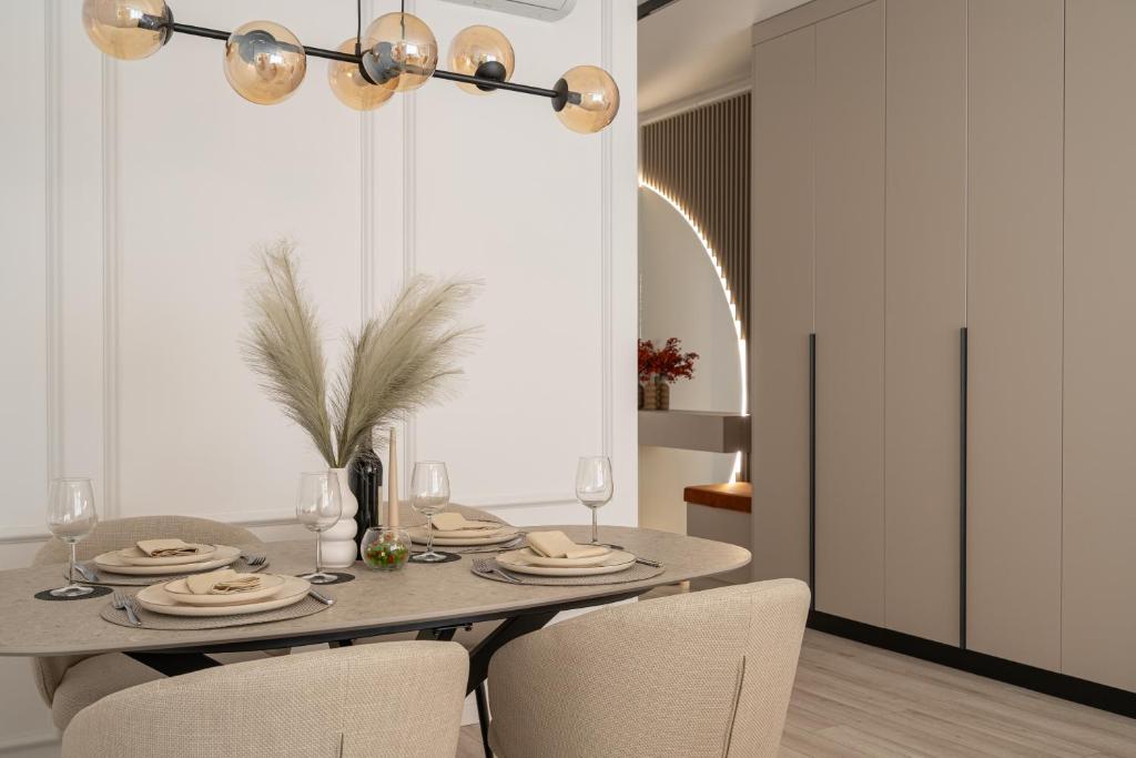a dining room with a table and chairs at A&R Residence Nest in Arad