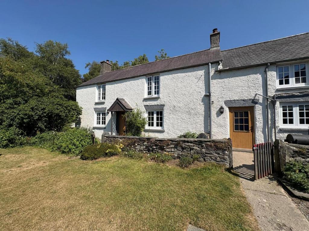 an old white house with a stone wall at 4 Bed in Ruthin oc-bow136 in Gwyddelwern