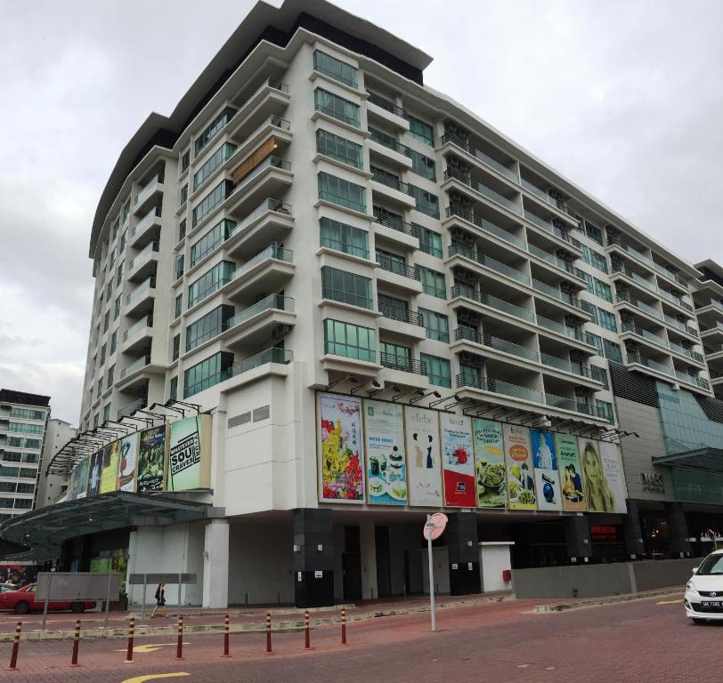 un grand bâtiment avec des annonces sur son côté dans l'établissement Borneo Coastal Residence @ IMAGO Mall, à Kota Kinabalu