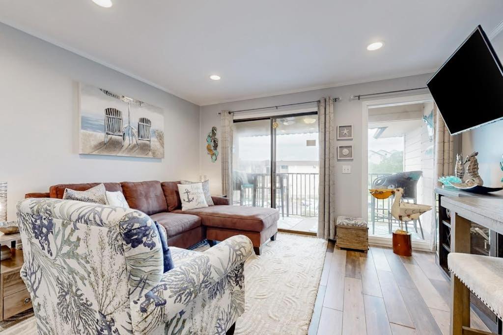 a living room with a couch and a tv at HH Beach & Tennis 319B in Hilton Head Island