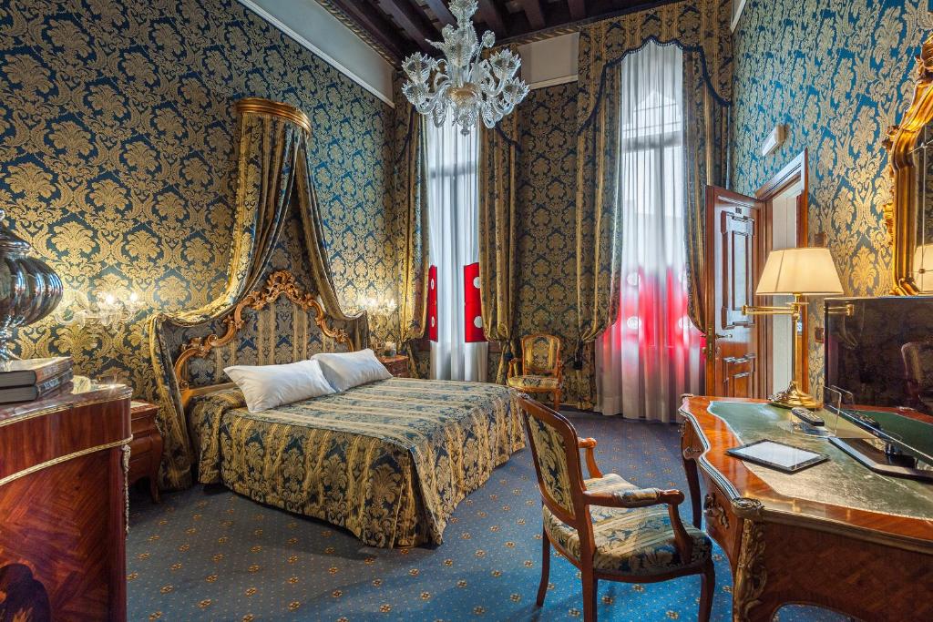 Pokój hotelowy z łóżkiem, biurkiem i biurkiem w obiekcie Al Ponte Antico w Wenecji