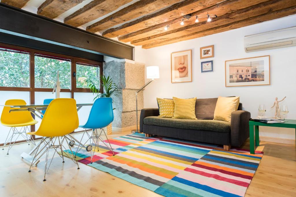 マドリードにあるBNBHolder Rustic & Colorful SOLのリビングルーム(ソファ、テーブル、椅子付)