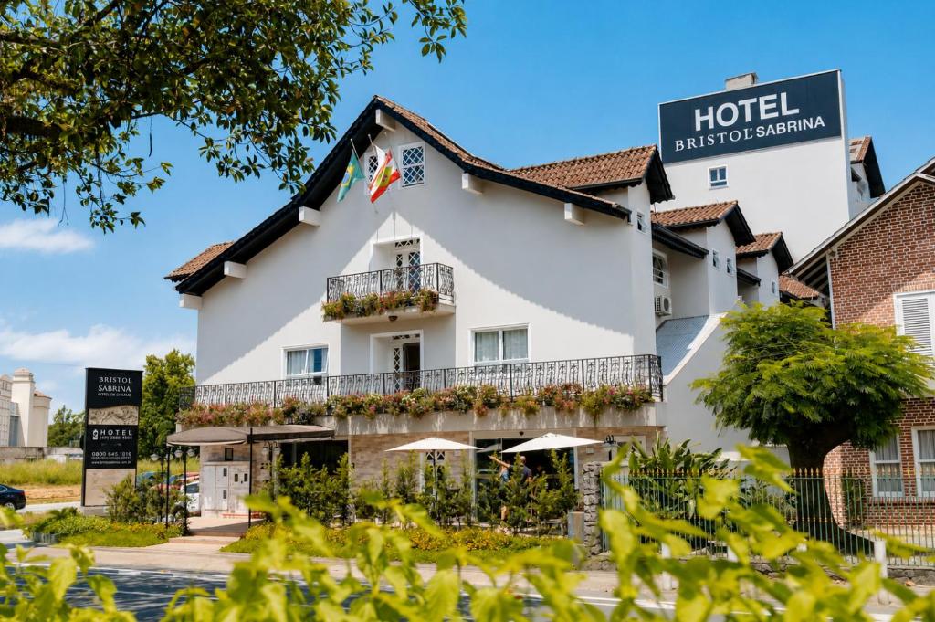 ein Hotel mit einem Schild davor in der Unterkunft Bristol Sabrina Hotel de Charme Joinville in Joinville