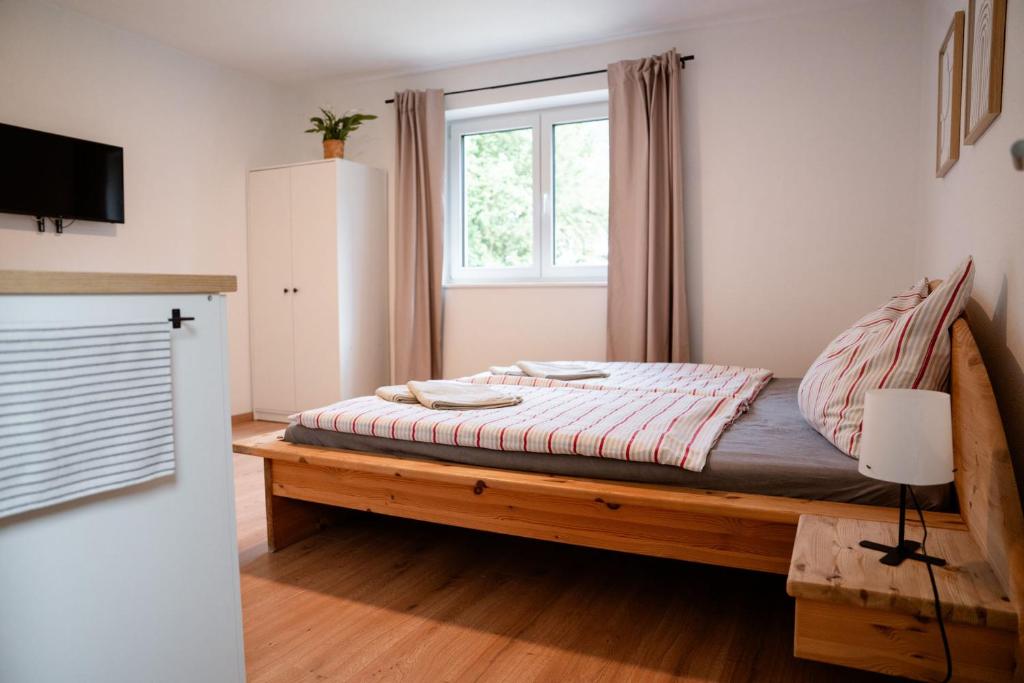 a bedroom with a bed with a window at Bergblick Zimmervermietung in Ebensee