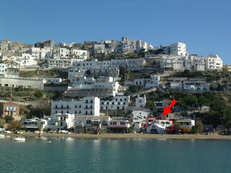 una ciudad con edificios blancos en una colina junto al agua en BLU MARINE CASA a 10mt dalla SPIAGGIA en Peschici