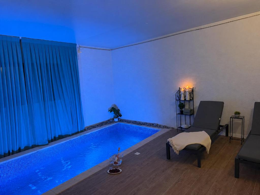 a living room with a swimming pool in a blue room at קסם צפתי in Safed