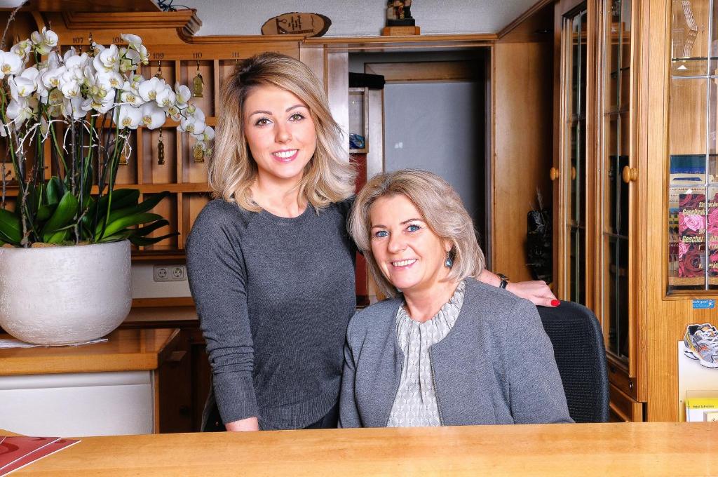 two women standing next to each other at a table at Schreiner's - Das Waldviertel Haus in Laimbach am Ostrong