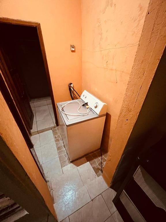 a bathroom with a sink and a tiled floor at Estancia 2 in Tena