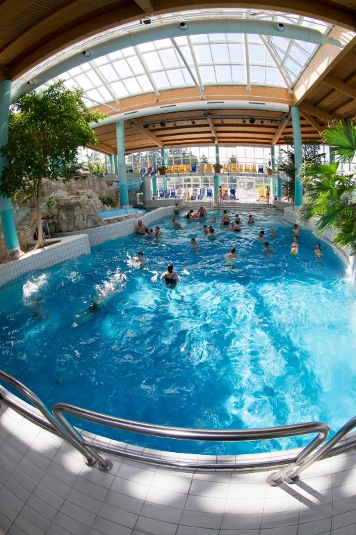 Bazén v ubytování IFA Schöneck Hotel & Ferienpark nebo v jeho okolí
