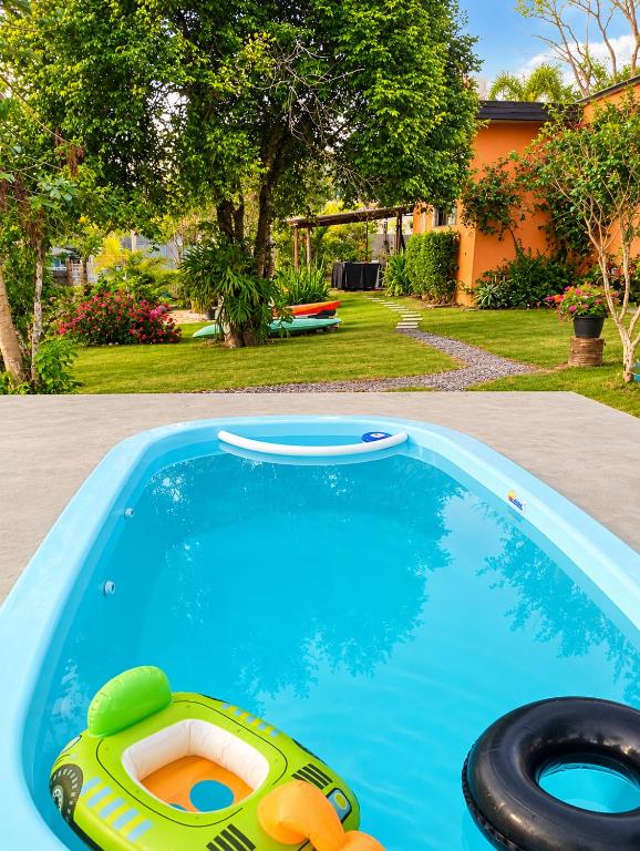 a pool with a toy car in a yard at Recanto Seu Luis Piscina,Represa e caiaques in Ibiúna