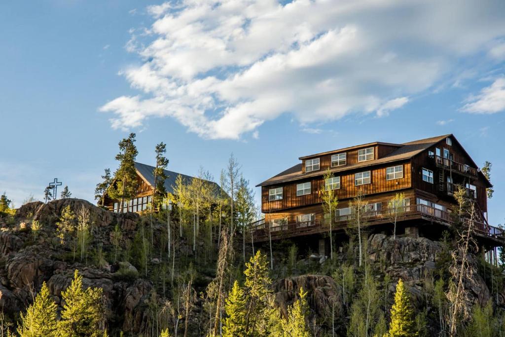 a house on the side of a mountain at Shadowcliff Mountain Lodge & Retreat Center in Grand Lake