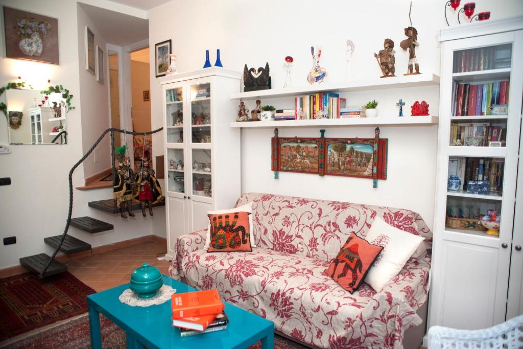 Insidesalernohome في ساليرنو: غرفة معيشة مع أريكة وطاولة