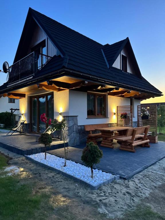 a house with a picnic table in front of it at Domek u Jurgowiana in Jurgów