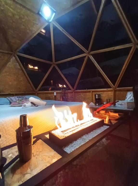 a pool with a fire pit in a room at Hotel Deluxe Glamping in Guatapé